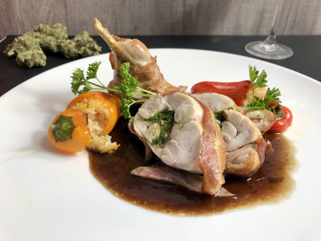 Cannabis-Kräuterbutter gefüllte Kaninchenkeule im Speckmantel