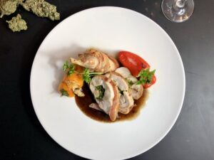 Festtagsessen Rezept: Gefüllte Kaninchenkeule im Speckmantel mit Pfiff - Cannabis-Kräuterbutter als Bsis