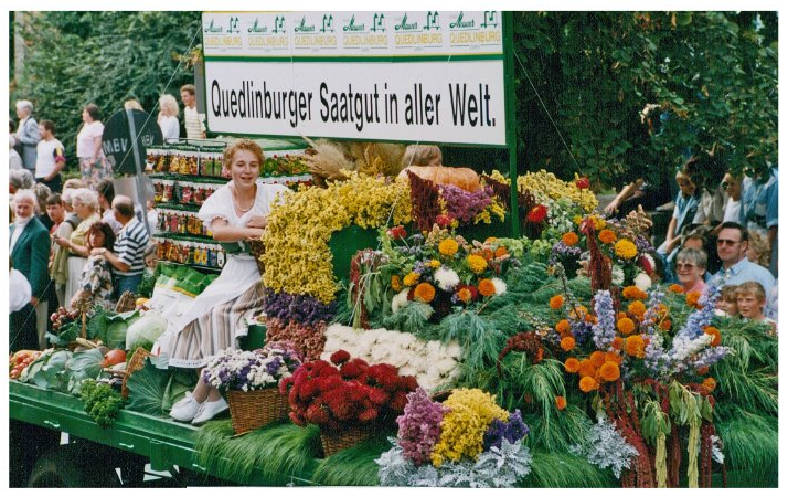 Festwagen der Firma Samen Mauser Quedlinburg zum Blumenfest, Anfang der 1990er Jahre