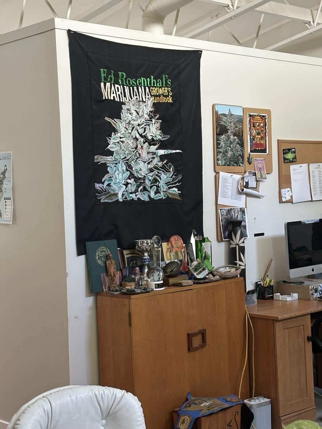 Arbeitszimmer mit dem Plakat von Ed Rosenthals Grower’s Handbook