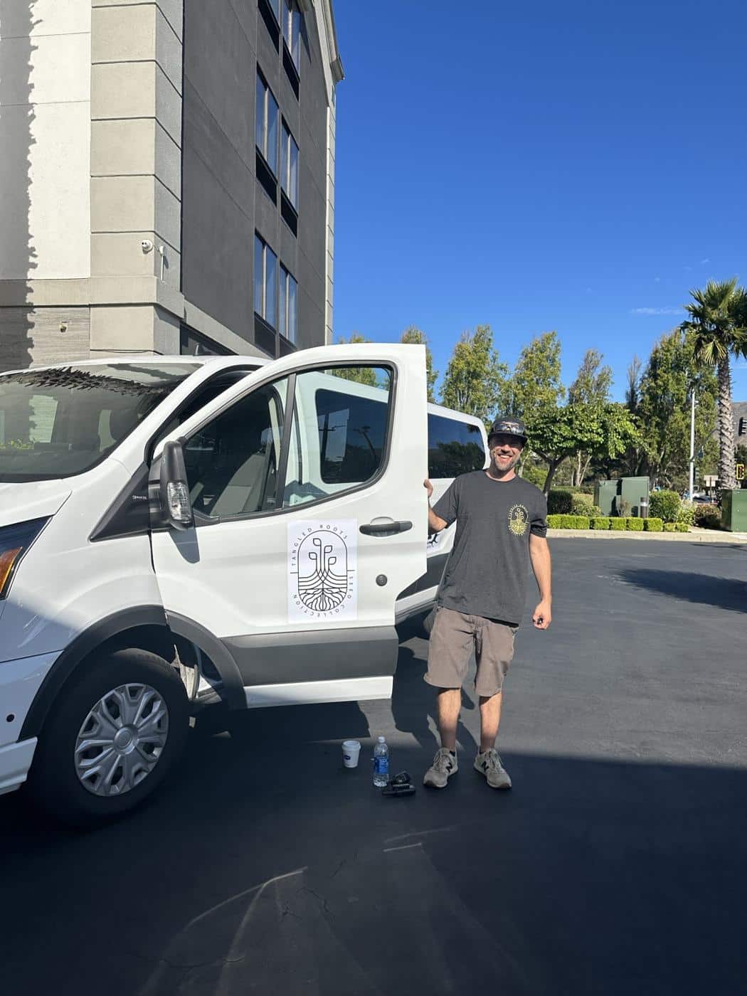 Florian neben dem weißen Tour-Van vor dem Hotel