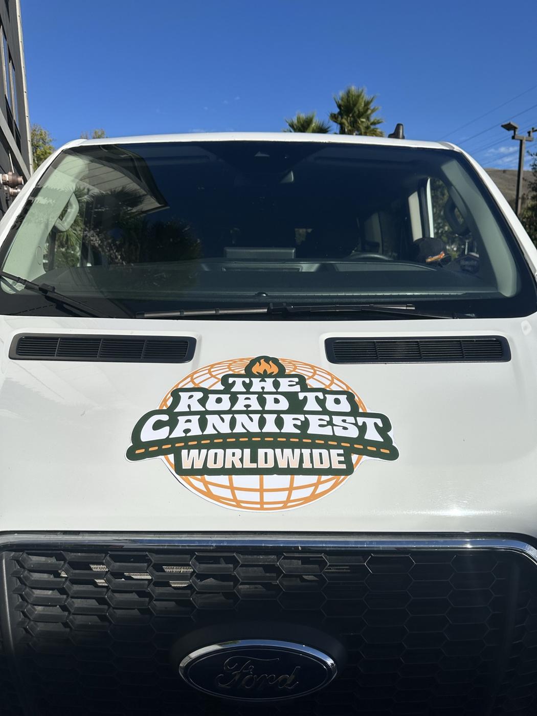 Aufkleber „The Road to Cannifest Worldwide“ auf der Motorhaube