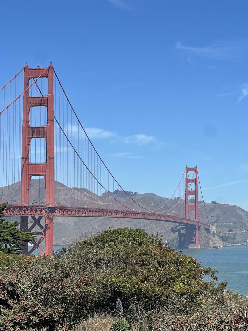 Golden Gate Bridge vom Vista Point aus, blauer Himmel