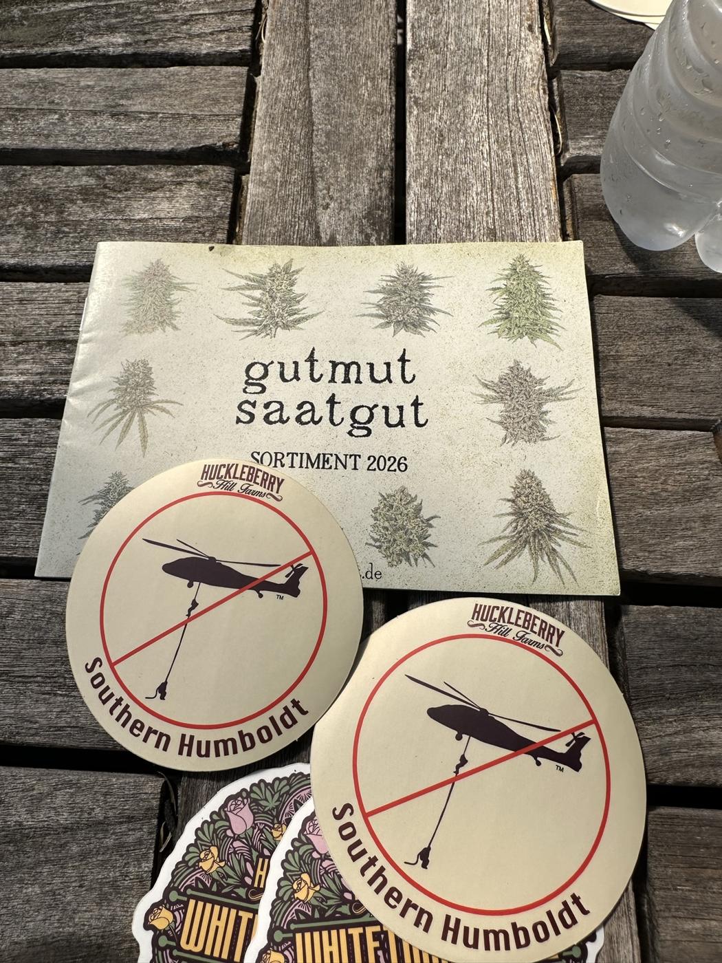 gutmut-Sortimentskarte neben Aufklebern von Southern-Humboldt-Farmen