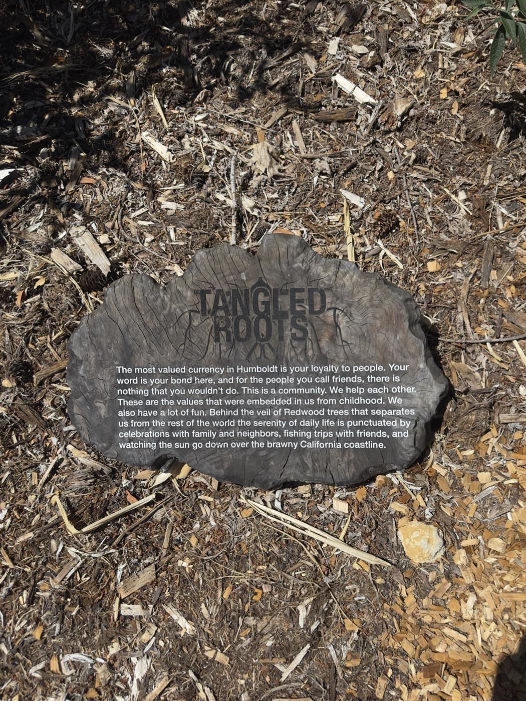 Gedenkstein mit Aufschrift Tangled Roots im Mulch