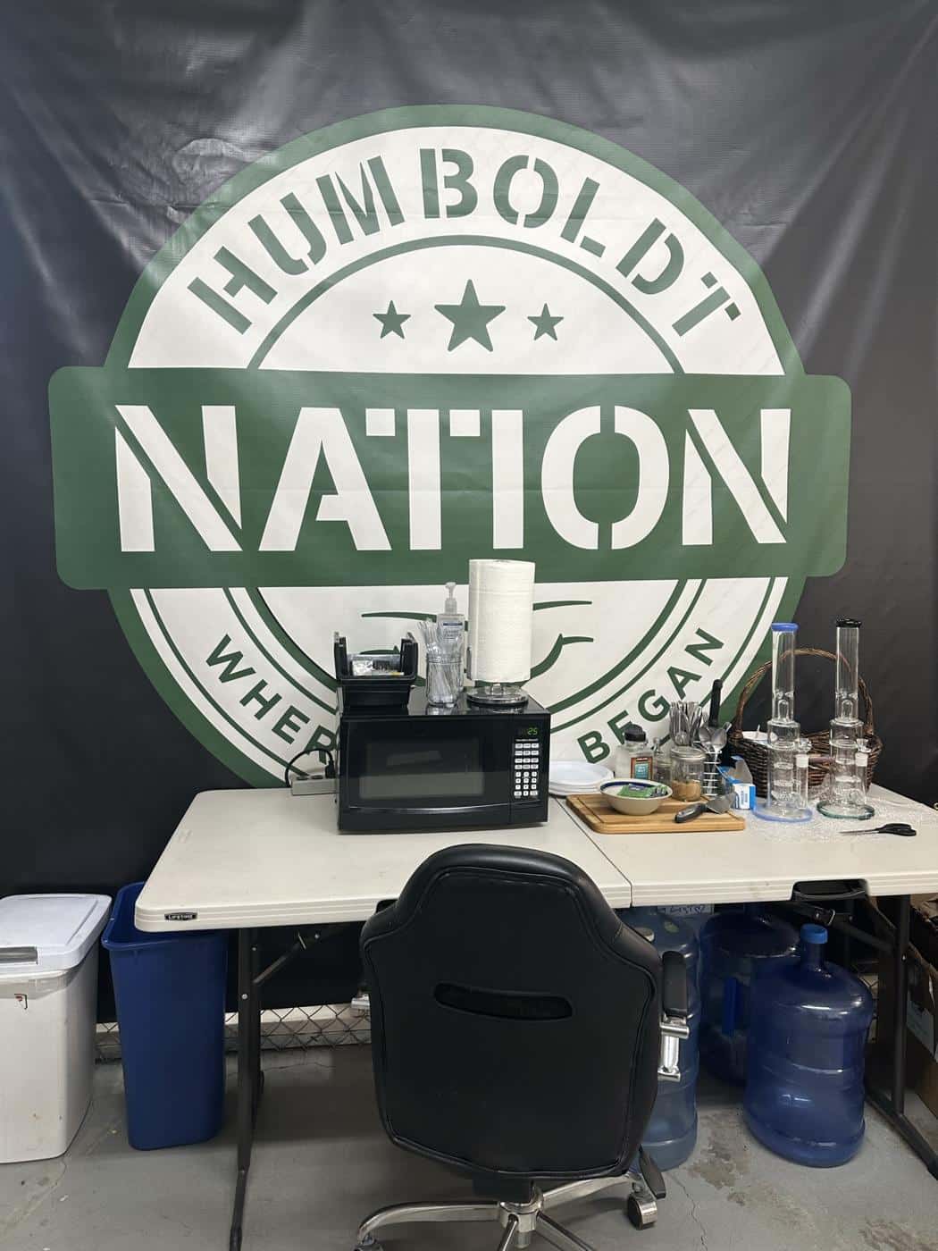 Schild Humboldt Nation an einer Wand