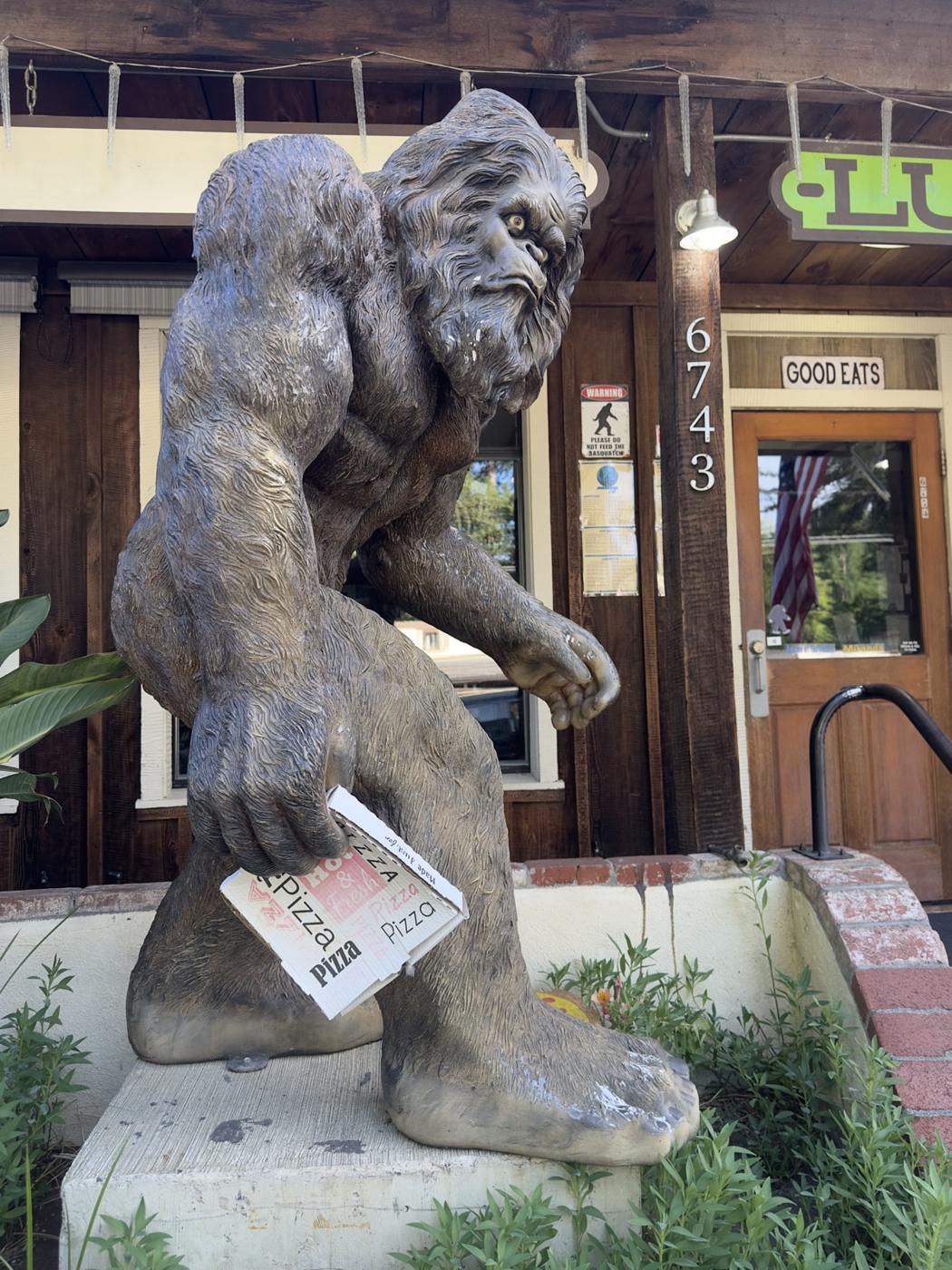 Bigfoot-Holzstatue vor einem Laden