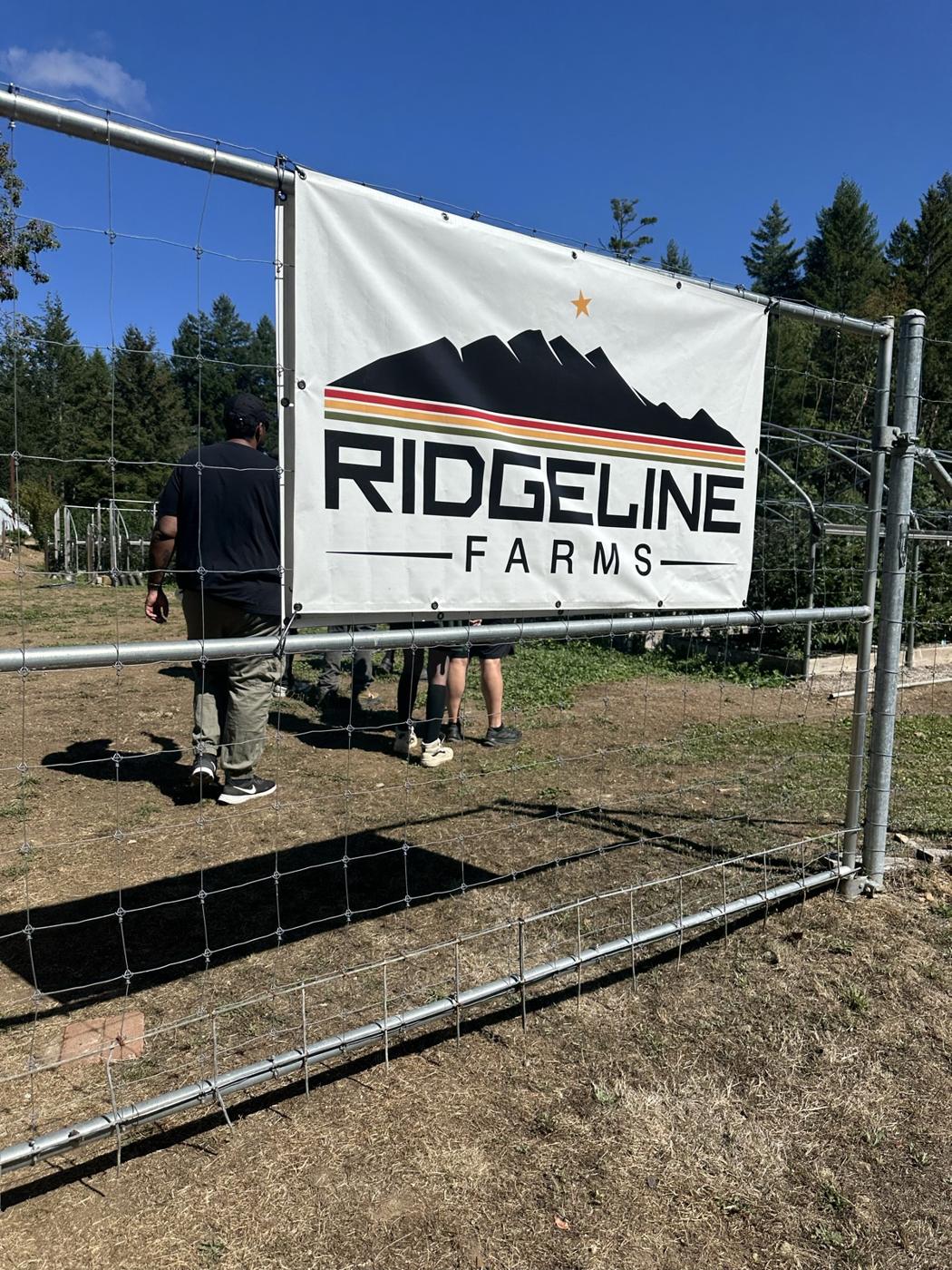 Banner Ridgeline Farms am Zaun
