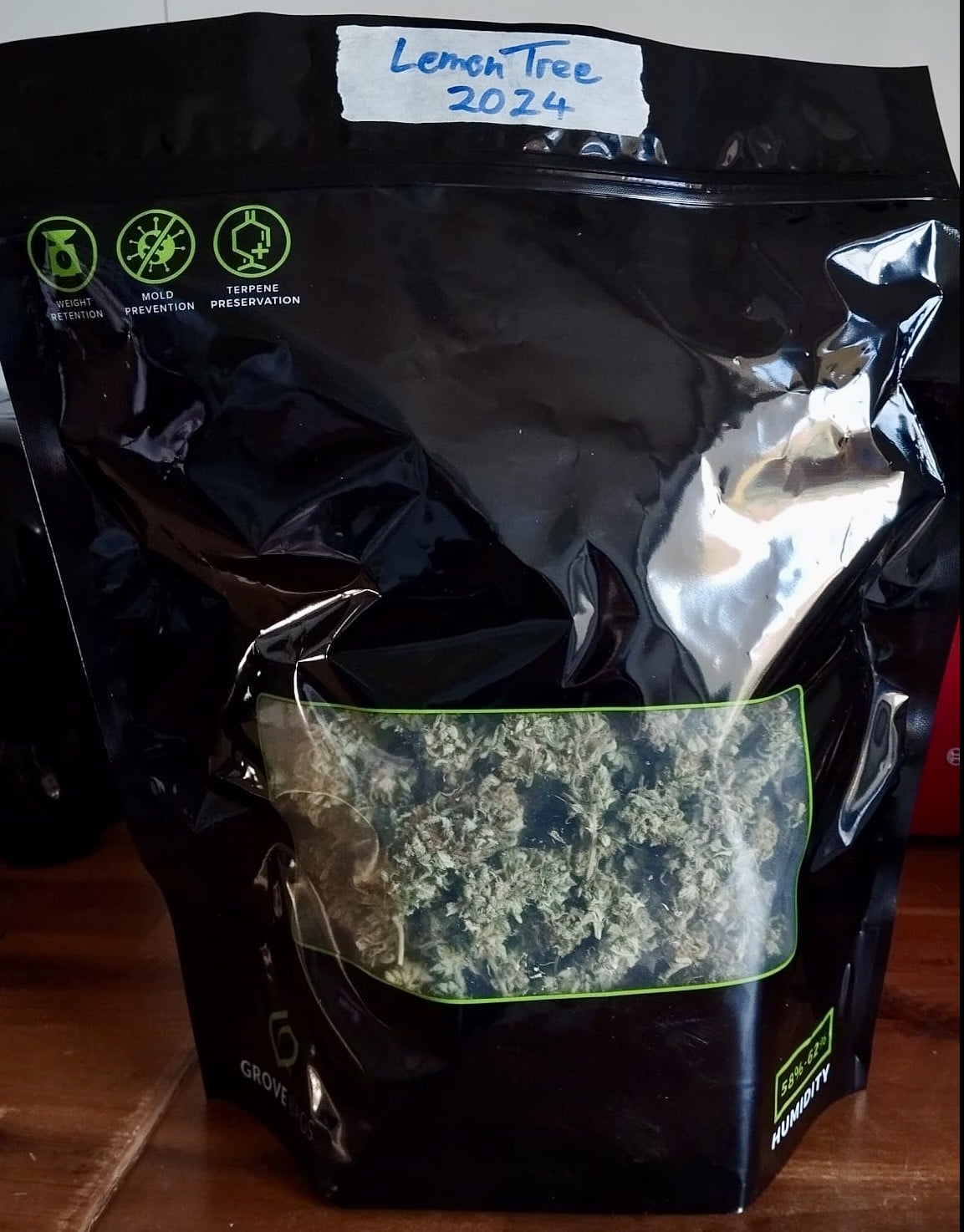 Cannabis fermentieren im Grove Bag: verschlossener Beutel mit getrockneten Blüten im Sichtfenster